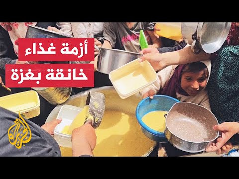 مراسل الجزيرة يرصد توزيع المساعدات في تكية خيرية بمخيم النصيرات وسط غزة