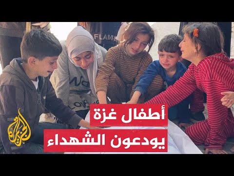 أطفال من غزة يودعون آباءهم الشهداء إثر قصف إسرائيلي