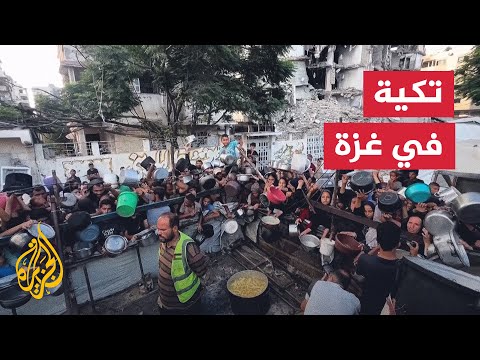 زحام على تكية خيرية لتوزيع الطعام على النازحين في مدينة غزة