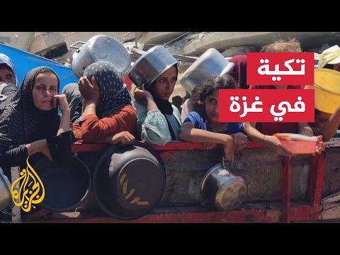 نازحون فلسطينيون ينتظرون توزيع الطعام بتكية في غزة