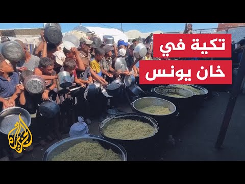 طوابير أطفال خان يونس أمام تكية خيرية لتوزيع الطعام
