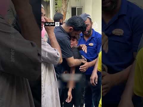 طفل فلسطيني يودع والده الذي استشهد في قصف إسرائيلي استهدف مدينة غزة