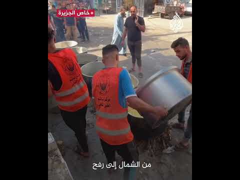 "تكية" تقدم الطعام للنازحين إلى رفح