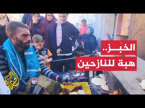 خباز يهب الخبز للنازحين بدون مقابل في جنوب غزة