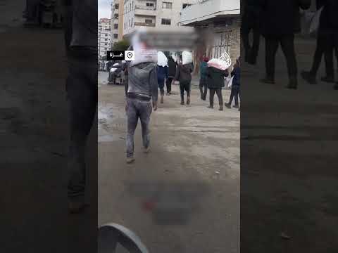 "في حد ببيع روحه؟".. فلسطيني يطلب من شاب بيع كيس طحين تحصّل عليه من المساعدات