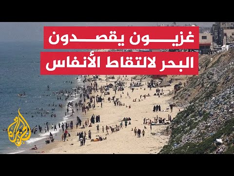 غزيون يبحثون عن الأمان والراحة على شاطئ دير البلح وسط الحرب