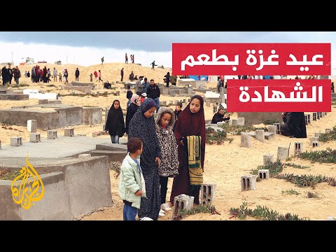 في أول أيام العيد.. فلسطينيون يزورون قبور شهدائهم في دير البلح