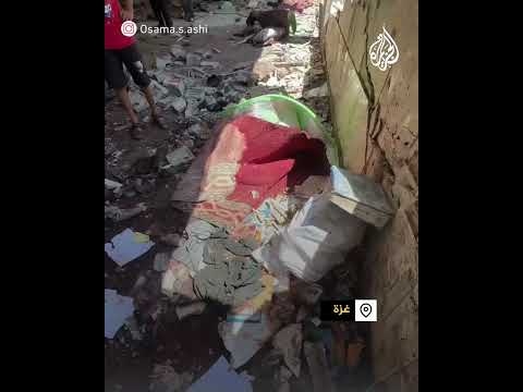 محاولة جمع أشلاء ضحايا مجزرة مدرسة التابعين