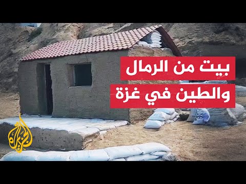 فلسطيني يبني مأوى من أكياس مليئة بالرمل على ساحل خان يونس