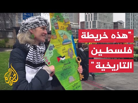 ناشطة تحمل خريطة فلسطين التاريخية ومفتاح العودة خلال مظاهرة بلندن