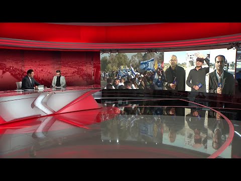 صورة لرئيس الوزراء الإسرائيلي بنيامين نتنياهو وهو يتابع سير عملية تبادل الأسرى عبر وسائل الإعلام